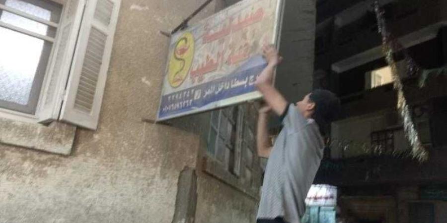 رئيس حي شرق بأسيوط يتابع إزالة 27 لافته وإعلان غير مرخص بشارع رياض