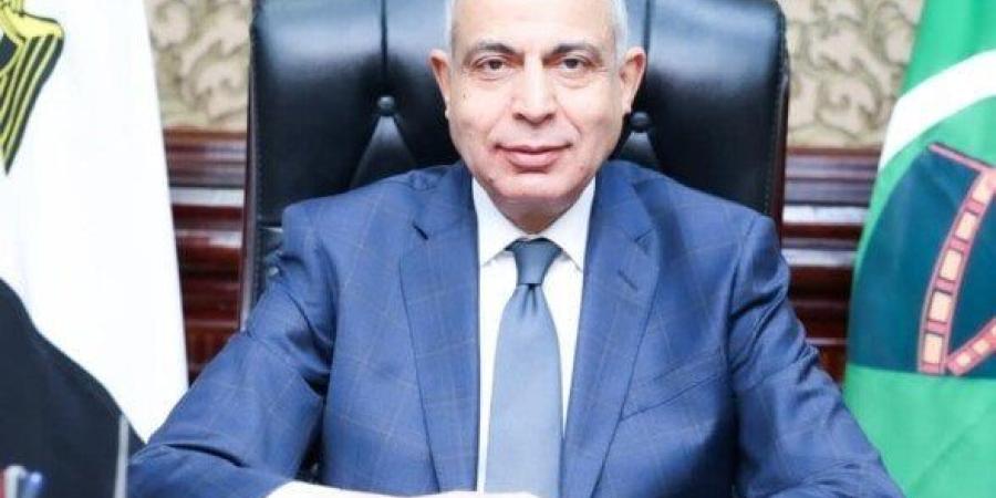 محافظ المنيا يوجه رسالة قوية لسائقي التاكسي: الالتزام بالتعريفة أو دفع الغرامة 2000 جنيه