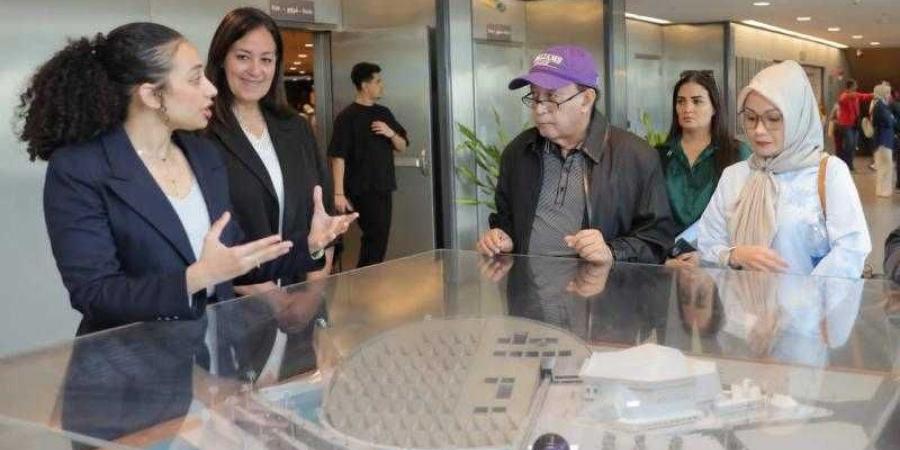 وزير مالية إندونيسيا الأسبق يزور مكتبة الإسكندرية