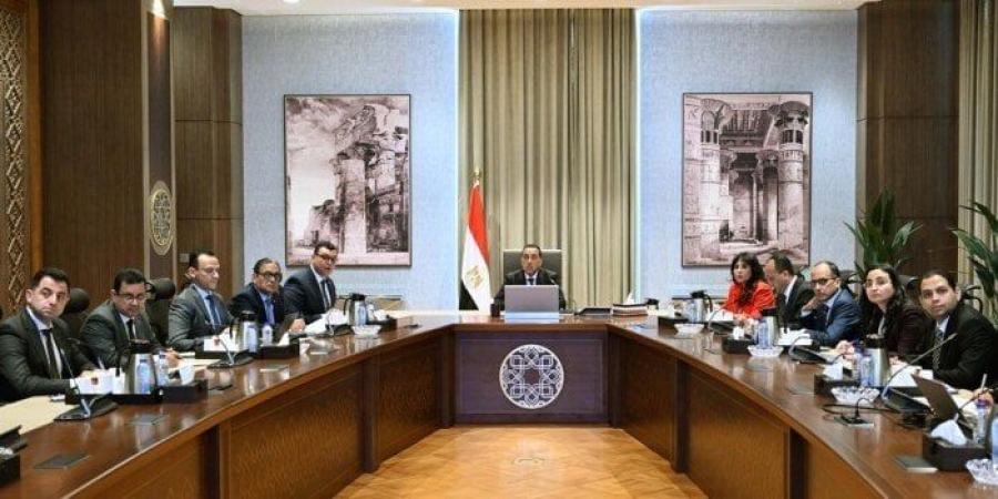 رئيس الوزراء يتابع مع وزير الإسكان الموقف التنفيذي للمشروعات