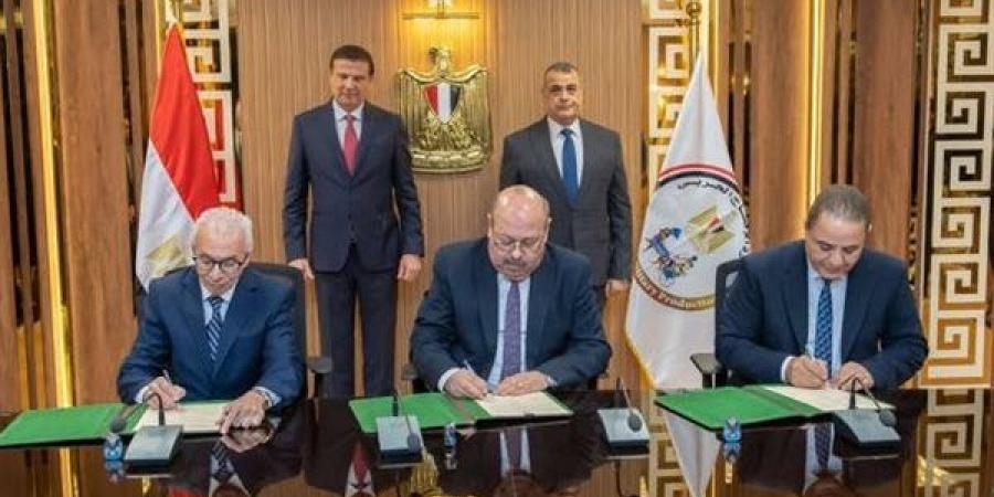 وزيرا "الزراعة والإنتاج الحربي" يشهدان توقيع اتفاقية للاستفادة من المنتجات المدنية