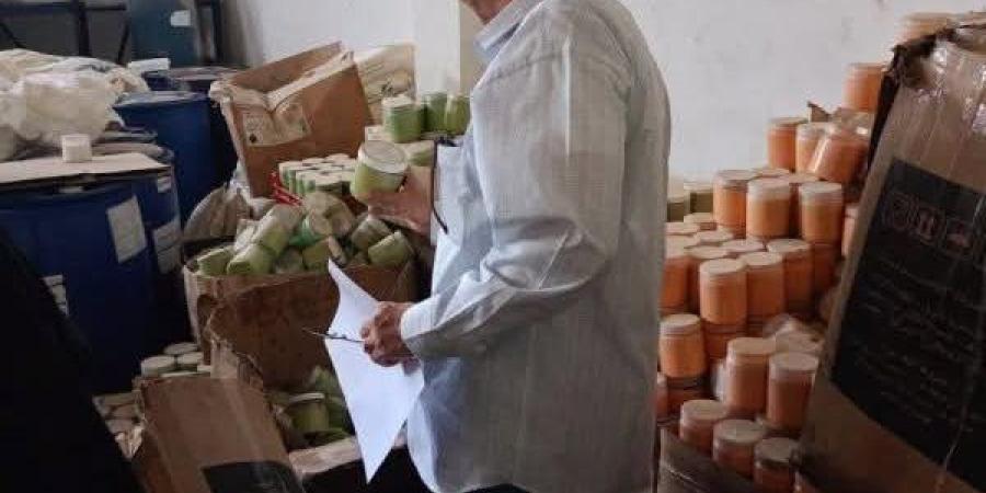 ضبط 2 طن مواد خام مستخدمة لتصنيع مستحضرات التجميل منتهية الصلاحية بالشرقية