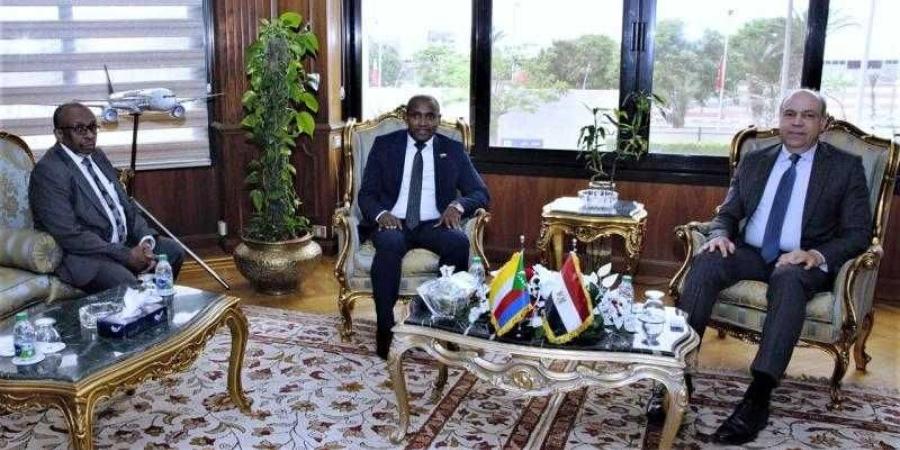 وزير الطيران يلتقي وزير الخارجية والتعاون الدولي بجزر القمر لبحث سبل التعاون المشترك في مجالات الطيران المدني المختلفة