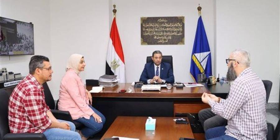 محافظ دمياط يتابع الموقف الخاص بالمشروعات.. ويوجه بسرعة التنفيذ بالشارع الحربي