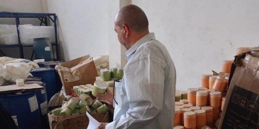 ضبط 2 طن مواد خام لتصنيع مستحضرات التجميل منتهية الصلاحية ببلبيس