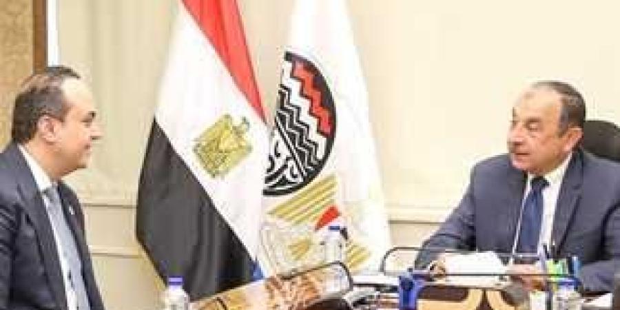 مصر: وزير قطاع الأعمال يبحث مع رئيس الرعاية الصحية دعم الصناعة الوطنية والتنمية المستدامة