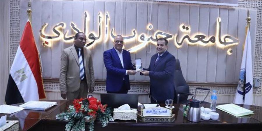 جامعة جنوب الوادي تستعرض مشروع تدقيق مسميات البرامج الأكاديمية وتقديرات الدرجات العلمية
