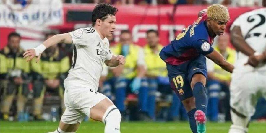 بالأسماء طاقم حكام "الكلاسيكو" المرتقب بين برشلونة وريال مدريد