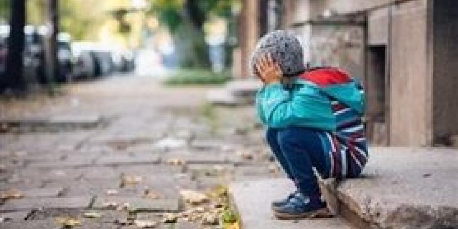 طفل يتجول وحيدًا في شوارع فيتيربو.. وداخل المنزل مفاجأة صادمة للشرطة
