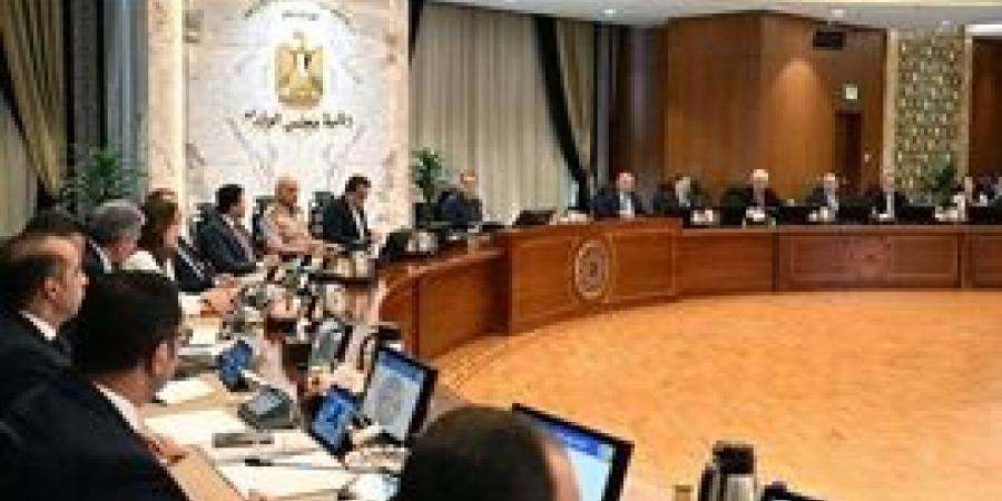وزير التعليم العالي يستعرض تقريرًا بعنوان "جيل جديد من الجامعات المصرية المتخصصة"