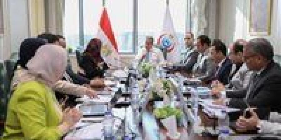 وزير الصحة والسكان يناقش مشروع موازنة قطاع الصحة للعام المالي 2026/2025