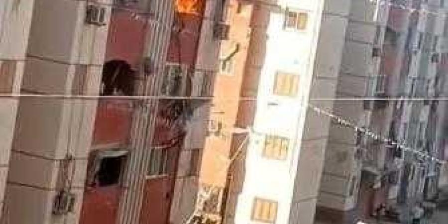 الدخان غطى السماء.. حريق هائل يلتهم وحدة سكنية بمدينة الأمل في السويس