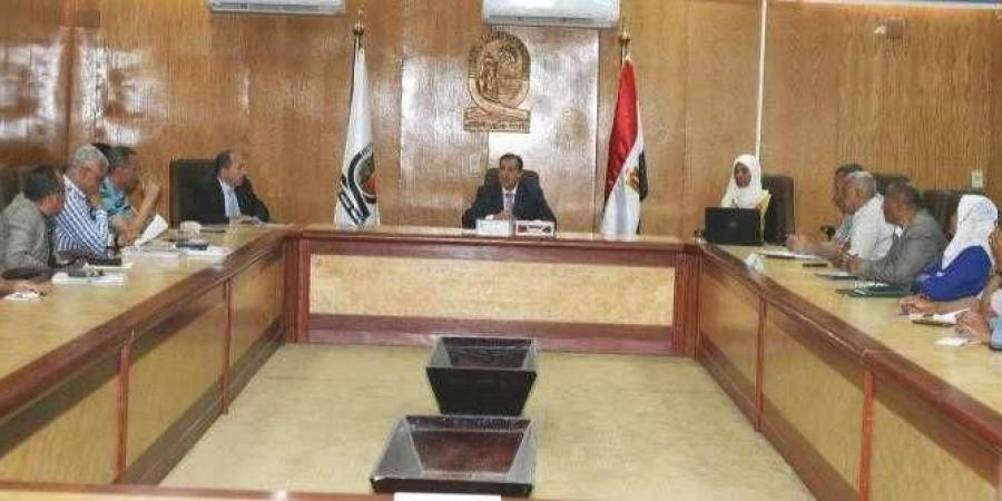 رئيس جامعة جنوب الوادي يجتمع مع فريق وحدة الشهادات والاوراق الثبوتية