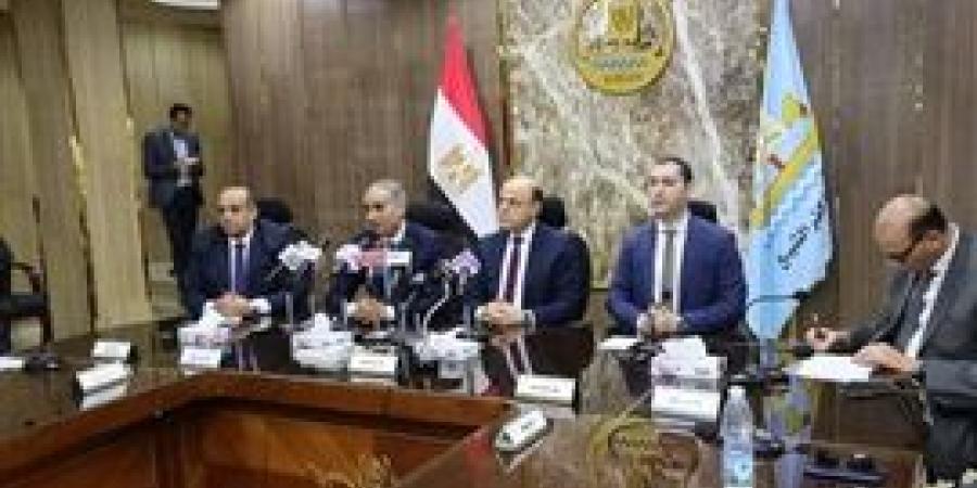 محافظ كفرالشيخ ورئيس جهاز حماية المستهلك يعقدان لقاءً موسعً مع الغرفة التجارية
