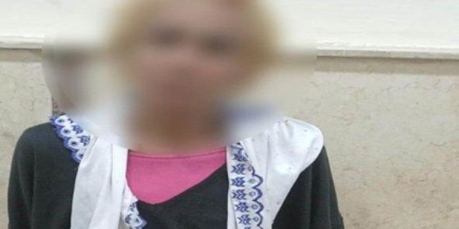 ضبط بائعة تحرشت بسائح أجنبي وطلبت مالاً للسماح بمروره في القاهرة