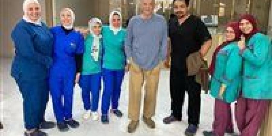 محمود حميدة يزور صبري عبد المنعم بعد تعرضه لوعكة صحية.. صورة