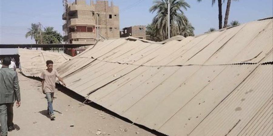 بلودرين وونش.. استخراج 30 سيارة من السيارات المتضررة في انهيار سقف موقف بقنا