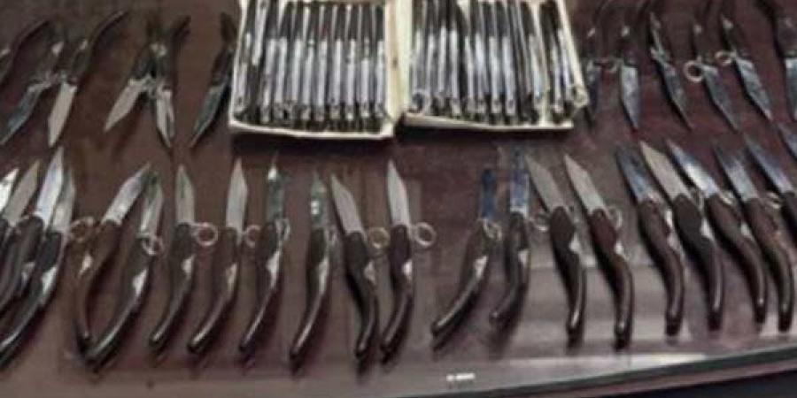 ضبط شخصين بحوزتهما 72 مطواة بعد عرضها للبيع على الإنترنت بالوايلي