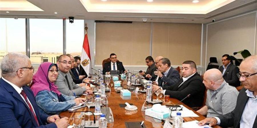 وزير الإسكان يتابع مع مسئولي "سيتي إيدج" موقف مبيعات عددٍ من المشروعات
