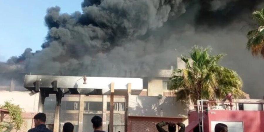 امتداد حريق مصنع أكتوبر إلى مخزن بالات خشب على مساحة 400 متر