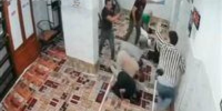 اقتحام مسجد في السلام..فيديو يُثير الجدل بالتعدي بالشوم على شاب بالجامع