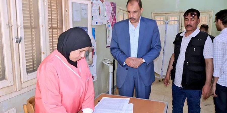 محافظ سوهاج يحيل مدير مركز طب الأسرة بأولاد حمزة و11 آخرين للتحقيق