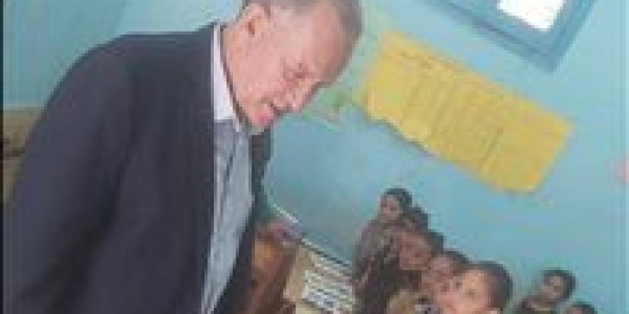 مدير تعليم أسيوط يشدد على الحضور في المدارس
