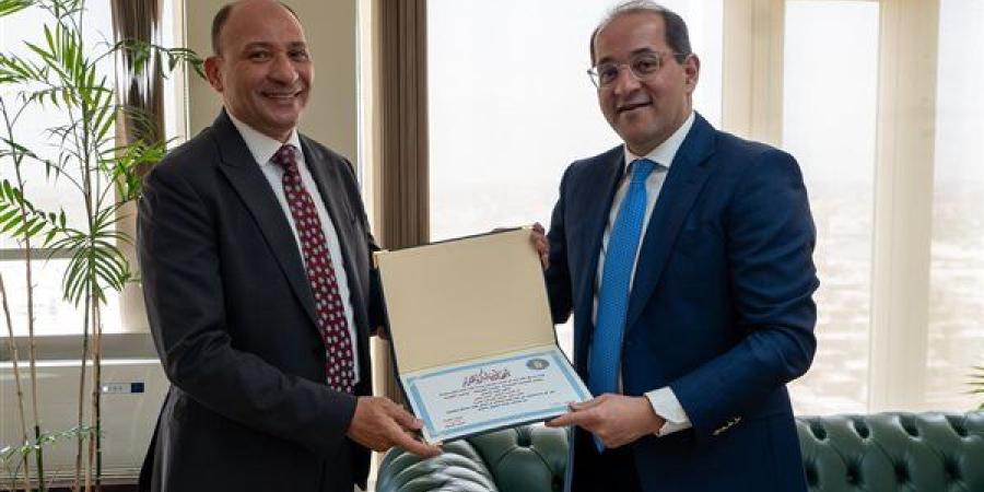وزير المالية يكرِم الدكتور السيد صقر نائب رئيس مصلحة الضرائب لبلوغه سن التقاعد