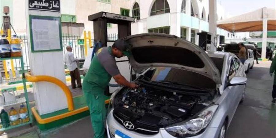 رئيس الوزراء يتابع جهود الحكومة لتحويل السيارات للعمل بالغاز الطبيعى