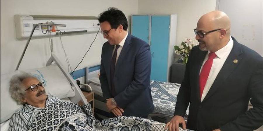 وزير الثقافة يزور الكاتب صنع الله إبراهيم بعد خضوعه لجراحة.. ويطمئن قراءه ومحبيه