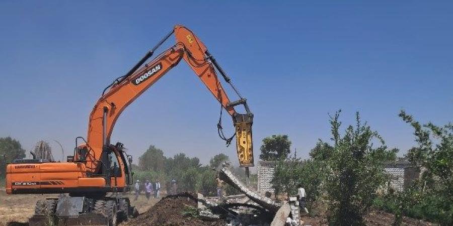 إزالة عدد 28 حالة تعدي على الأراضي الزراعية وأملاك الدولة بالأقصر