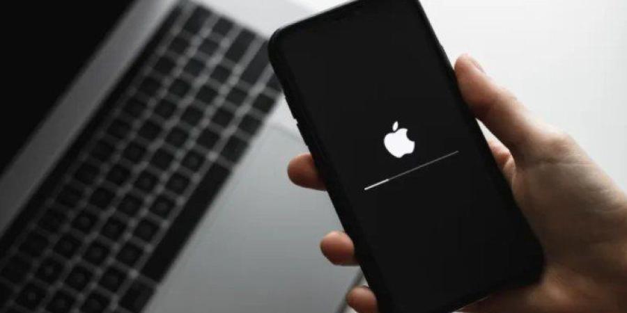 آبل تستعد لإطالة عمر بطارية آيفون عبر الذكاء الاصطناعي في نظام iOS 19