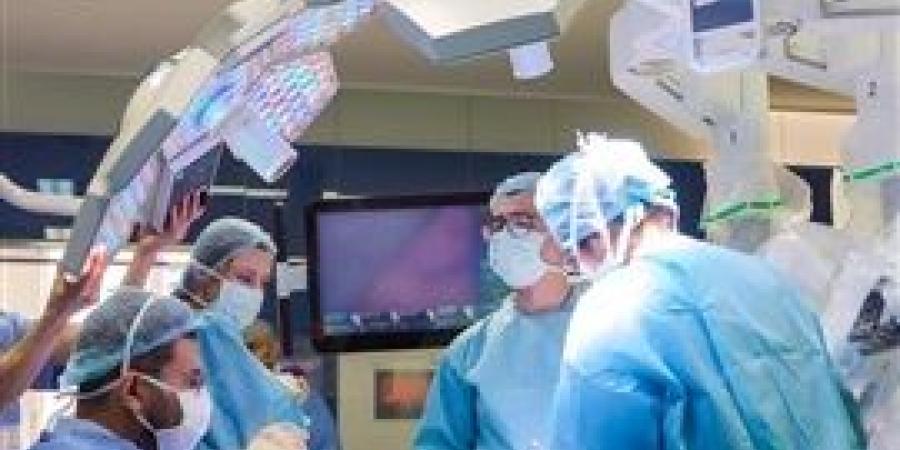 جراحو التخصصي يوسعون نطاق زراعة الكبد باستخدام الروبوت لتشمل الأطفال
