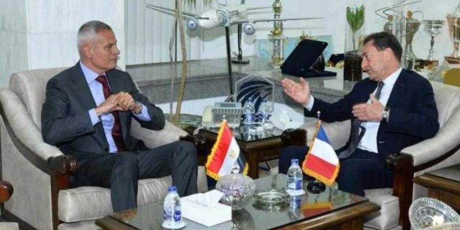 لدعم سبل التعاون المشترك.. رئيس شركة مصر للطيران يستقبل السفير الفرنسي بالقاهرة