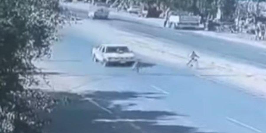 مصرع طفلة دهسًا تحت عجلات سيارة  مسرعة بطريق قريع تلات بالفيوم