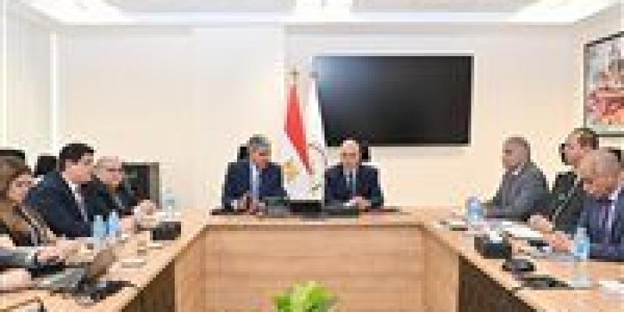 الري والسياحة يبحثان إجراءات إصدار تراخيص المشروعات السياحية على النيل