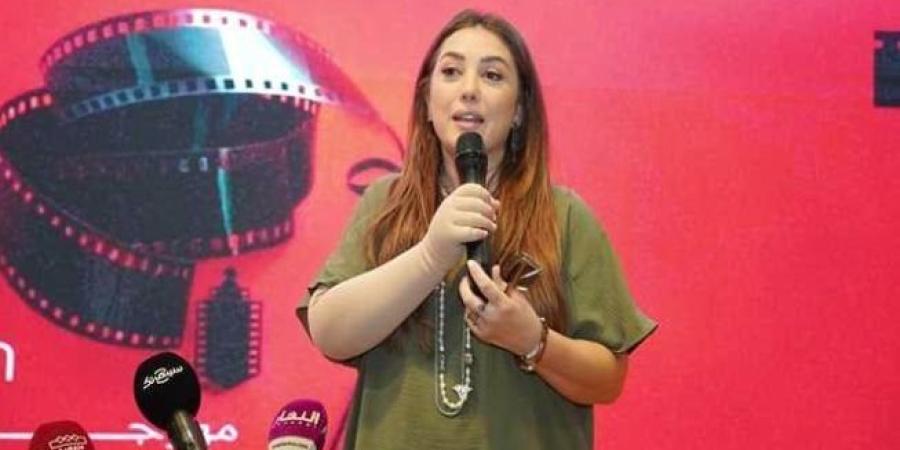 كندة علوش عن تكريمها بمهرجان أسوان: «بنتي فرحانة بتكريمي وعايزة تحتفظ بالجائزة»