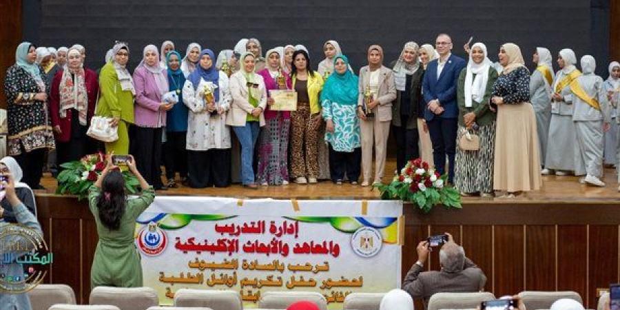 معهد تيودور بلهارس يحتفي بتكريم أوائل طلبة التمريض بالجيزة