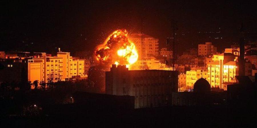 إعلام فلسطيني: غارات إسرائيلية تستهدف مدينة دير البلح في قطاع غزة