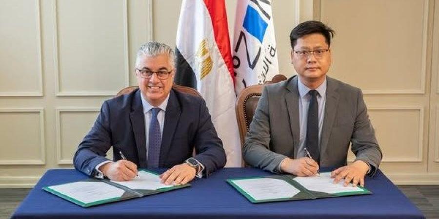باستثمارات 15 مليون دولار.. اقتصادية قناة السويس توقع عقد مشروع صيني للملابس الجاهزة بالقنطرة غرب