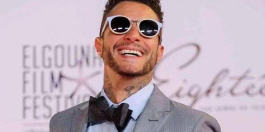 الفنان أحمد الفيشاوي يرد بحدة على منتقدي مظهره: «اخرس يا اللي مبتفهمش»