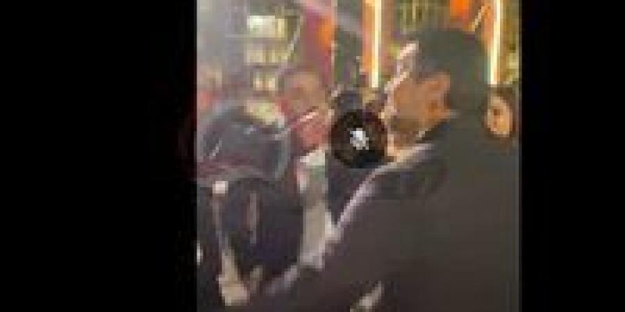 عصام الحضري يخطف الأضواء في زفاف ابنة أحمد سليمان.. ووصلة رقص تجمعه بأحمد حسن (فيديو)