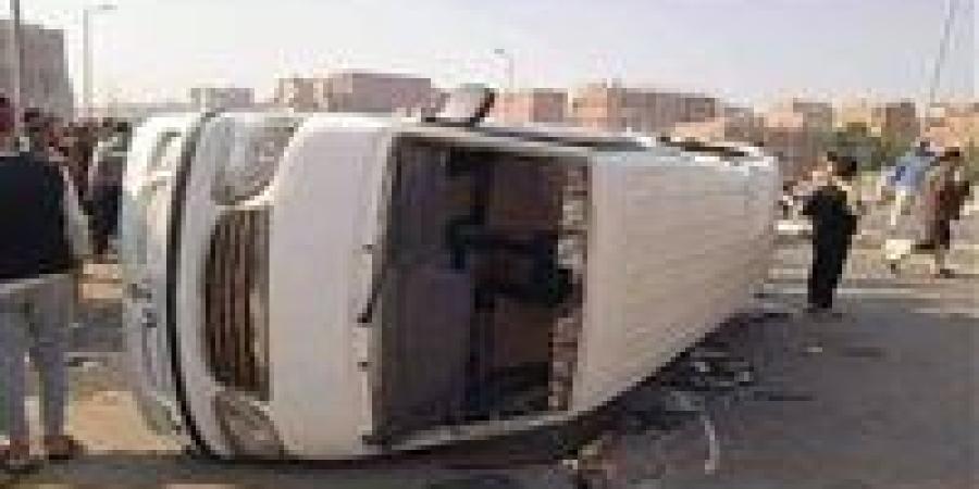 6 مصابين في انقلاب ميكروباص أعلى طريق أسيوط الصحراوي الغربي (الأسماء)