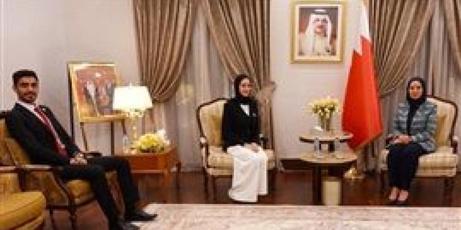 سفيرة مملكة البحرين تستقبل الشباب البحريني المشارك بمنحة ناصر للقيادة الدولية