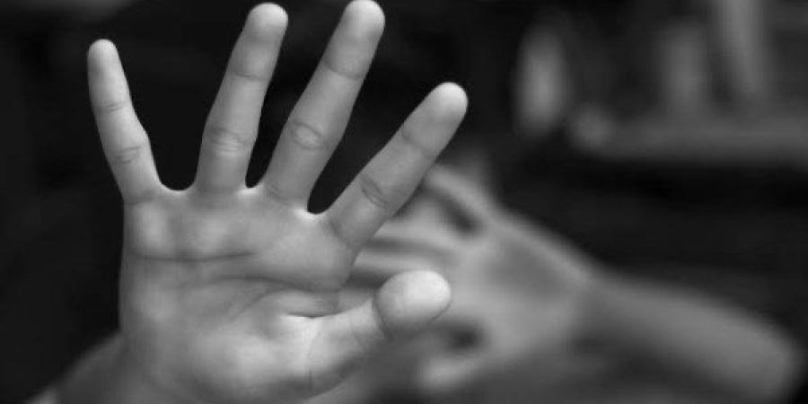 لفها في قماش وتركها في الشارع.. أب ينهي حياة ابنته والأمن يضبطه في ساعات