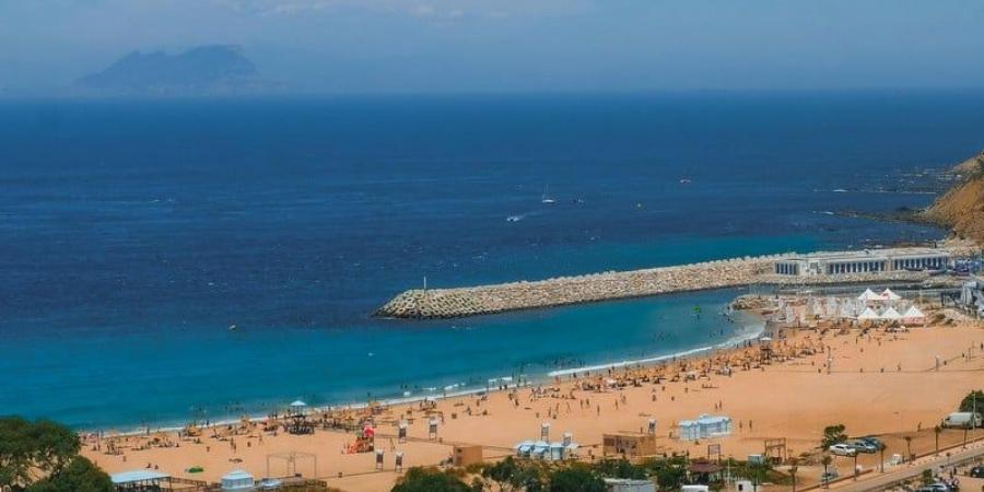 التلوث يهدد شواطئ طنجة بالصيف.. والساكنة تحن إلى "الماضي النظيف"