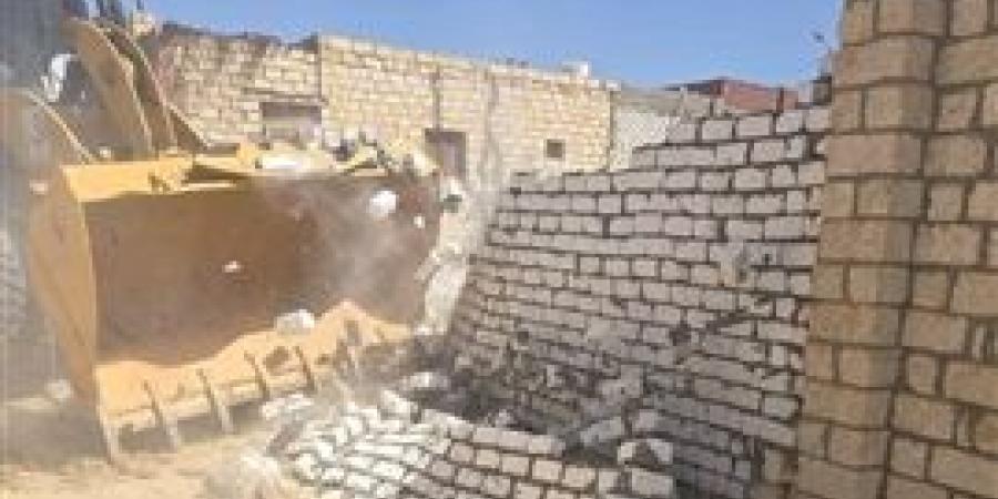 إزالة 3 حالات تعدي علي الأراضي الزراعية بالبحيرة