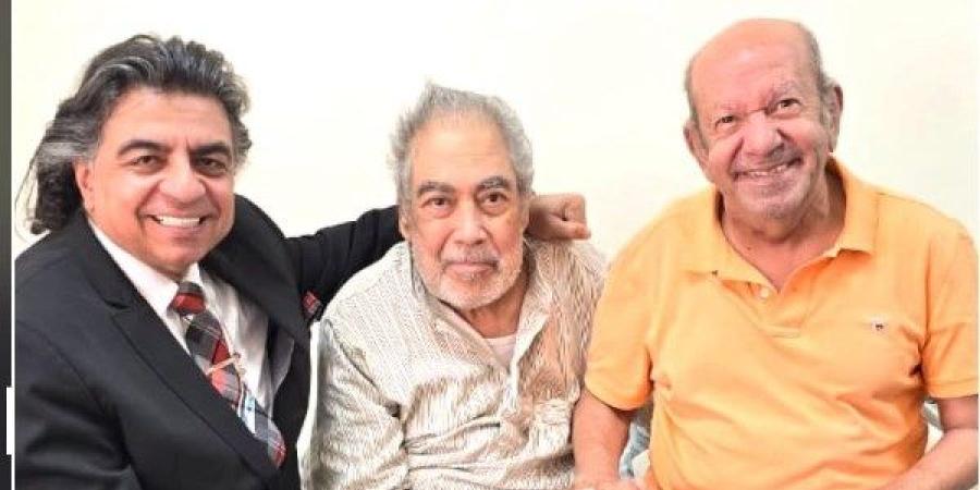 رغم مرضه.. لطفي لبيب يطمئن على صديقه صبري عبد المنعم
