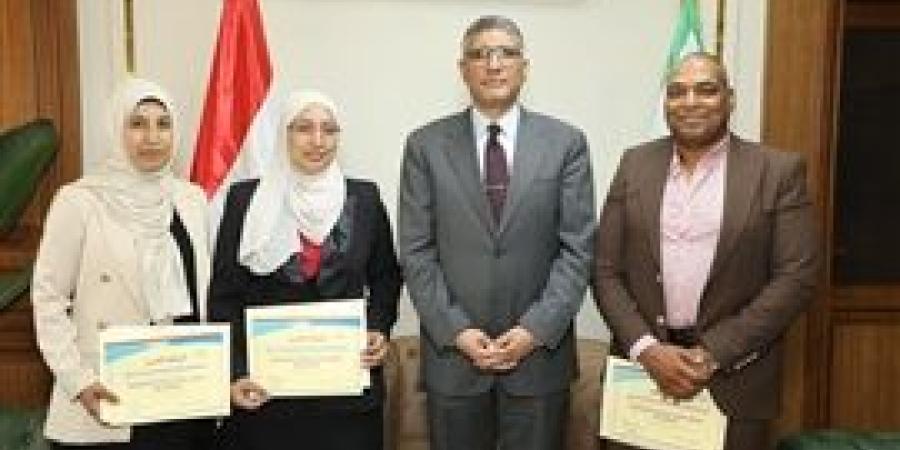 محافظ الجيزة يكرّم رئيس مركز الصف ورئيسة ووكيل لجنة التصالح تقديرًا لجهودهم في إنجاز الملف