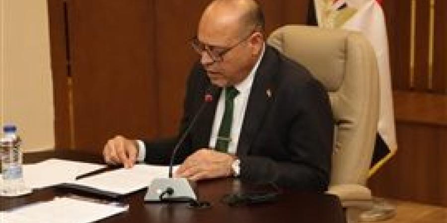 وزير العمل يعلن عن تطورات إيجابية بشأن العامل الذي تعرض لتعنيف من جانب صاحب عمل سعودي